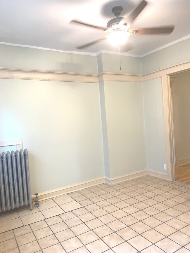 Building Photo - 836 W Sunnyside Ave