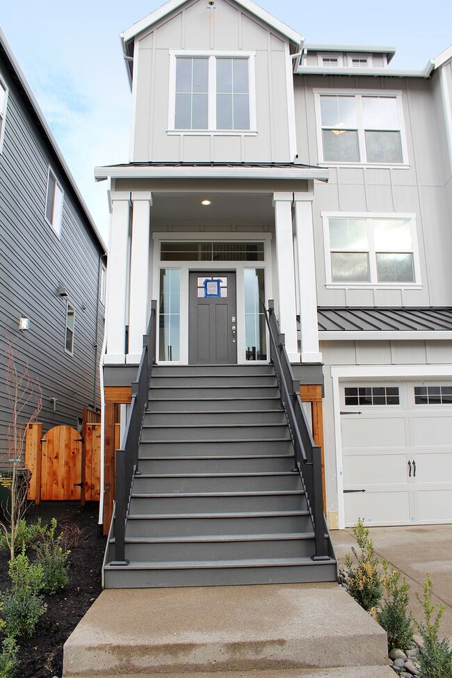 Building Photo - Gorgeous 5 Bedroom Home at Creekview Ridge...