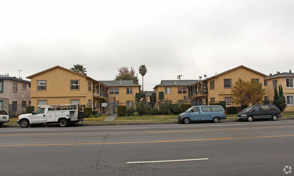 2055320559 Vanowen St, CA 91306 Apartments in CA