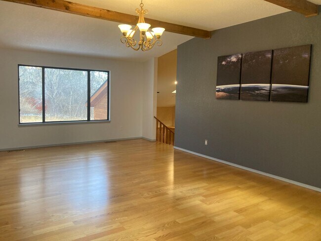 Foto del edificio - 405 Fir Dr