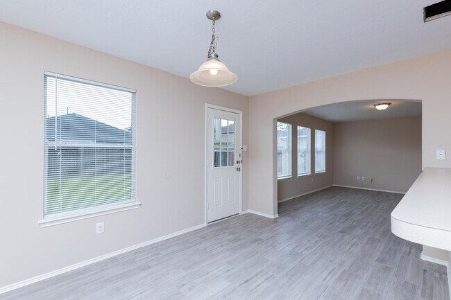 Foto del edificio - Coming soon in Humble!