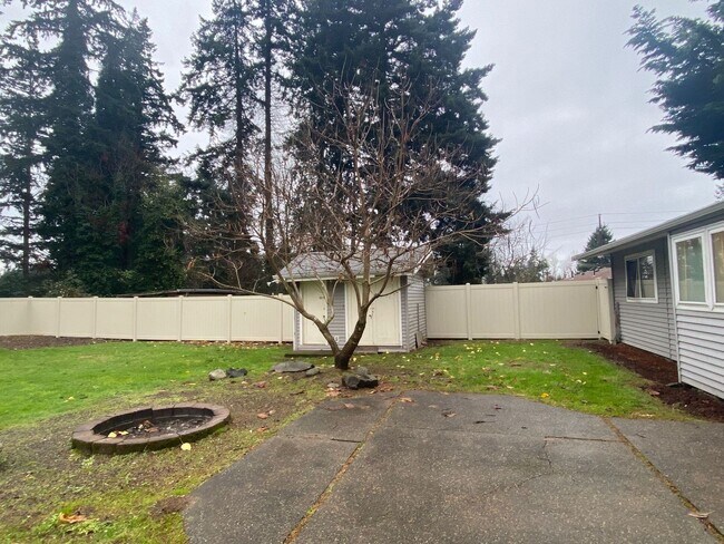 Building Photo - 4Bed/ 2Bath House in Kent with a spacious ...