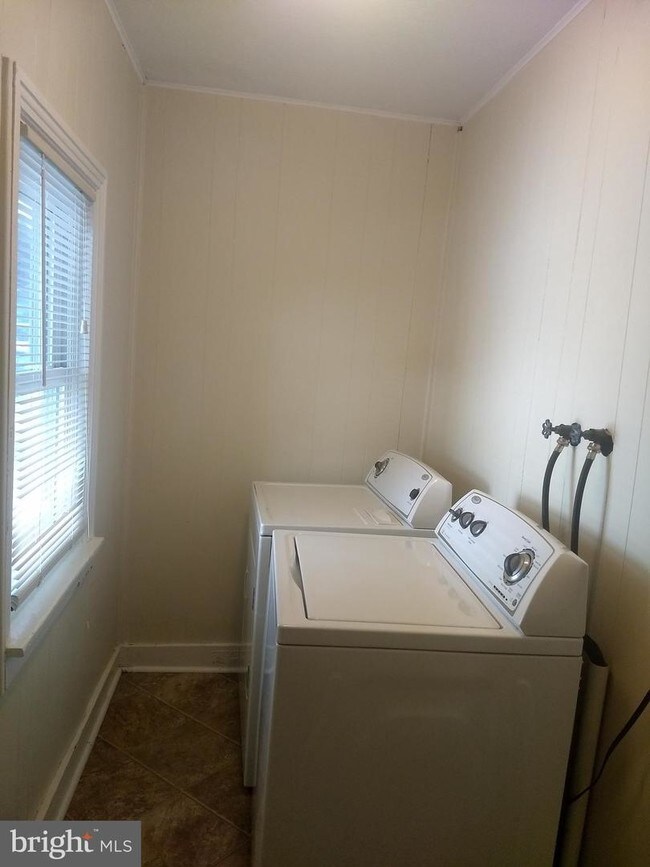 Building Photo - 33 W Main St