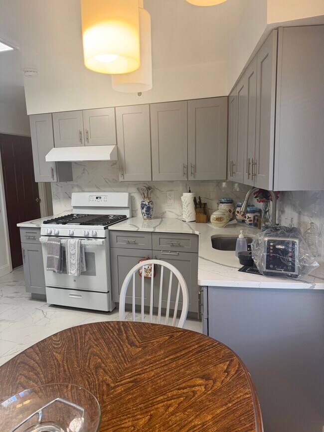 Foto del edificio - 2364 Mott Ave