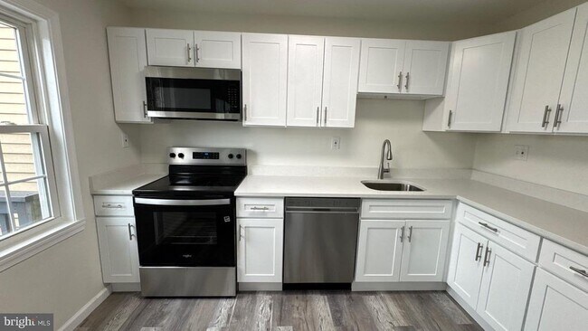 Building Photo - 830 Oyster Bay Harbour