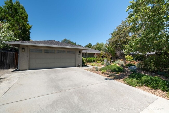 Building Photo - Beautiful, meticulously updated and  maint...