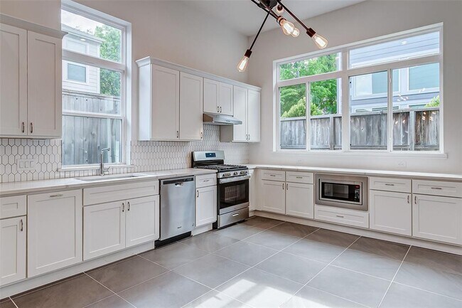 Foto del edificio - 8926 Spring Knoll Forest Dr