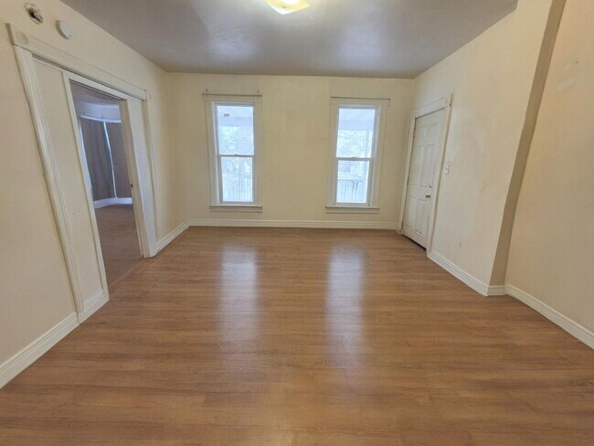 Building Photo - 3 Bedroom, 1 Bathroom w/ Covered Porch & Off Street Parking - Available July 1st!