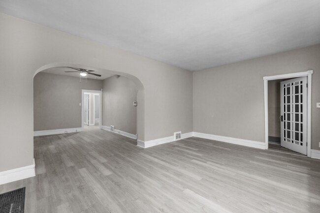 Foto del edificio - 6040 Maple Ave