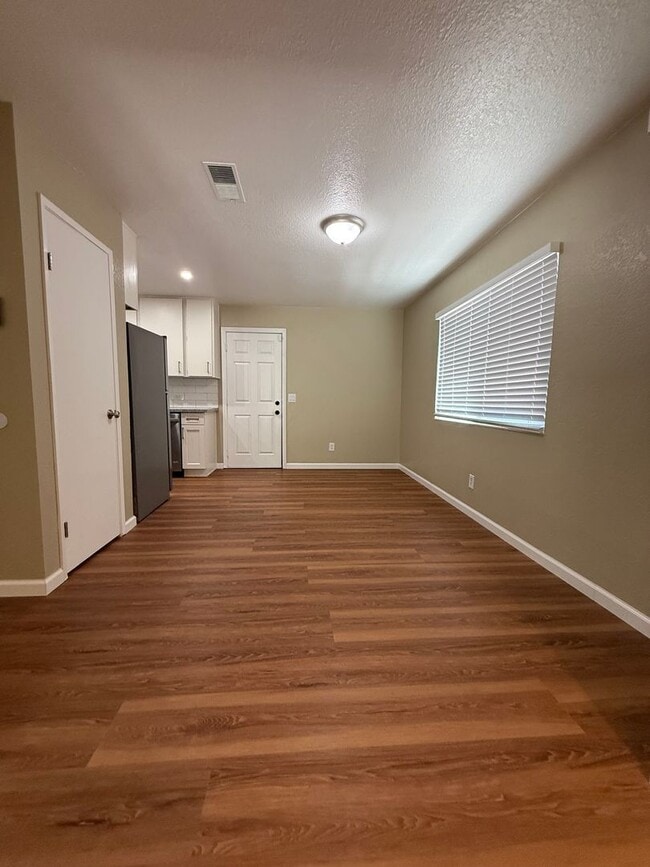 Building Photo - *Beautifully Updated 4 Bedroom, 2 Bathroom Home in Fairfield! 2 Week Concession Off First Month R...