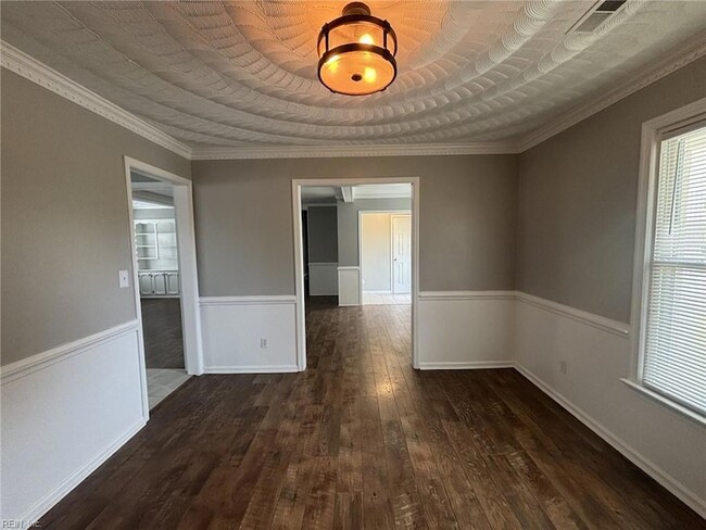 Building Photo - 605 Treemont Ct