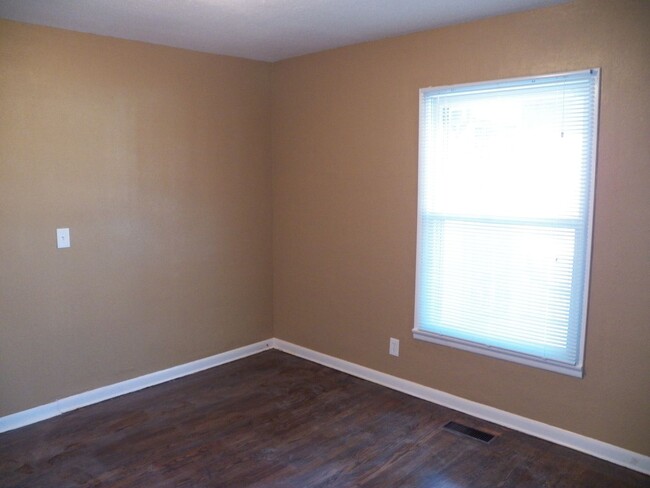 Building Photo - 3 bedroom, 2 bathroom, 1 car garage with f...