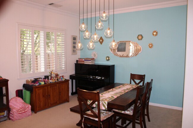 Building Photo - Gorgeous Single Story 3 Bedroom, 2 Bath wi...