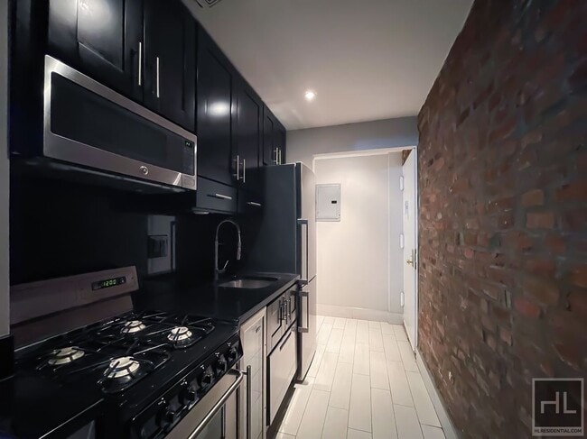 Building Photo - Charming Garden-Level Apartment with Priva...