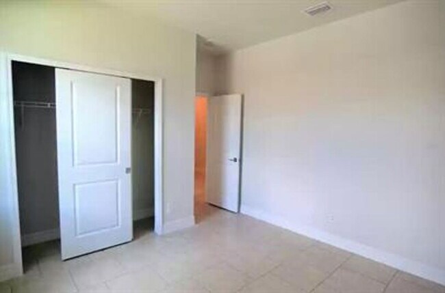 Foto del edificio - 1035 San Cristobal Ave