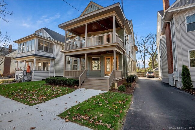 Building Photo - 928 Elm St