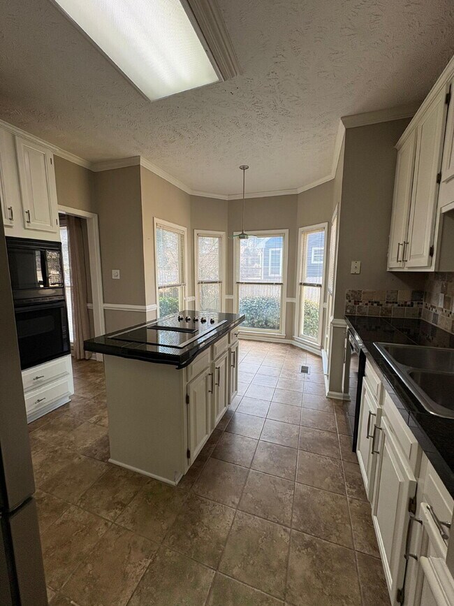 Building Photo - Beautiful executive home, in desirable neighborhood close to schools and Fort Bragg
