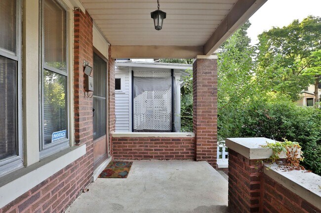 Foto del edificio - 4 Bedroom North Campus Newly Remodeled House with 2 Decks and Patio