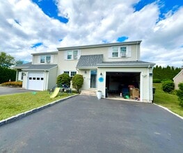 Building Photo - 6 Pebble Dr