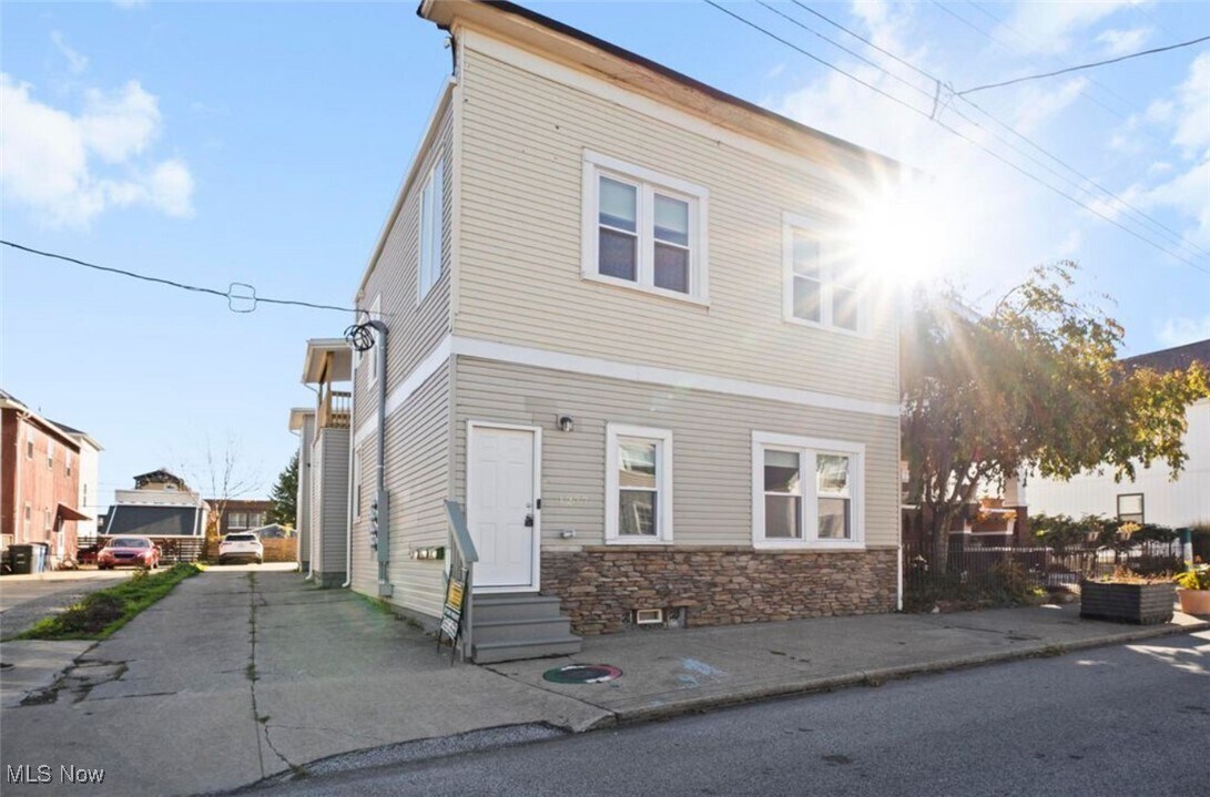 Foto principal - 1277 W 67th St