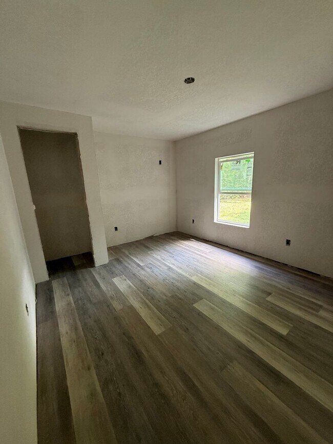 Foto del edificio - Newly Remodeled 2/1 with Large Backyard - MORE PICTURES COMING