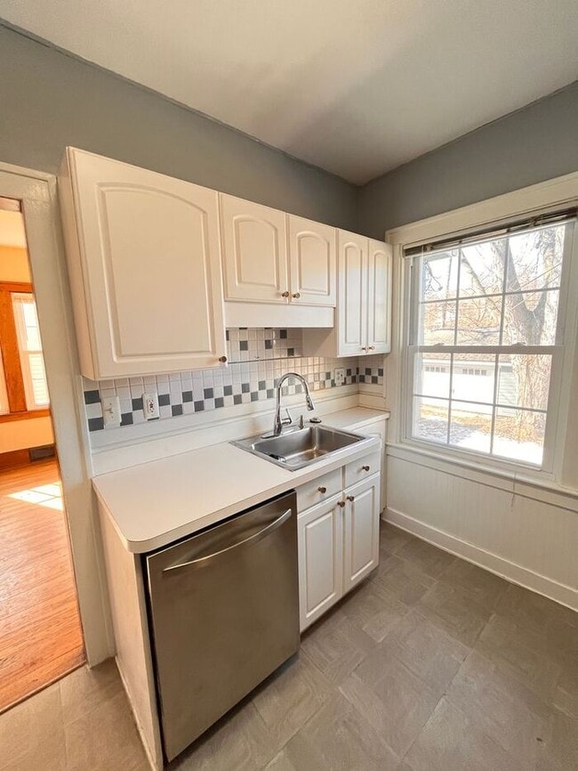 Building Photo - Charming 3-Bedroom Home in a Convenient an...