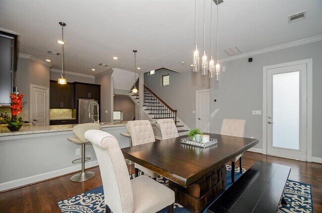 Foto del edificio - 2211 Hutchins St