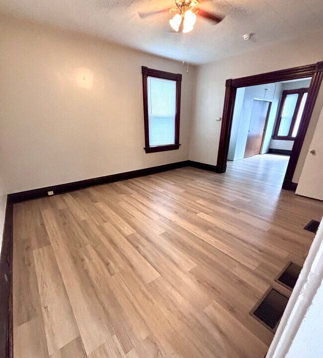 Espacio de sala de estar/comedor. - 4822 Oak St