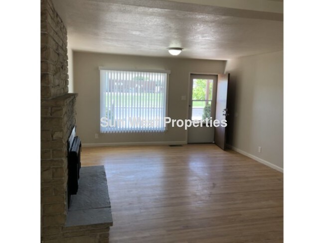 Building Photo - All hardwood floors! Fenced Back Yard!