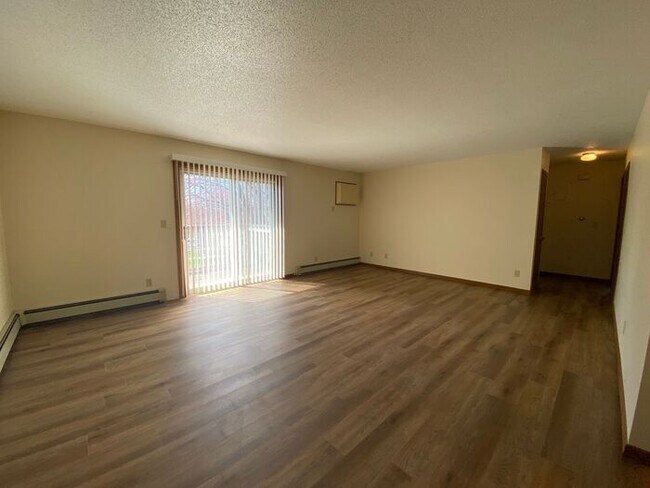 Foto del edificio - $850 | 2 Bedroom, 1 Bathroom Apartment | No Pets | Available for a February 23rd Move In!*