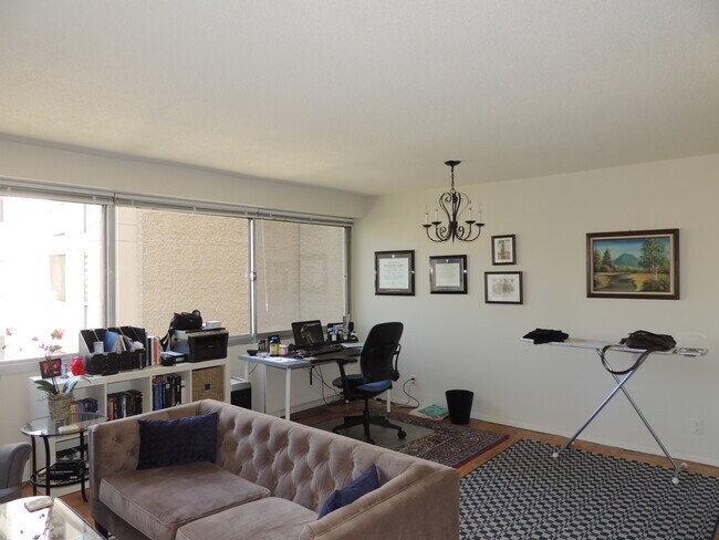 living area - 5500 Friendship Blvd