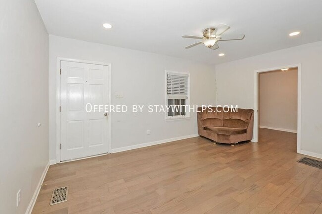 Building Photo - 820 Loeb St