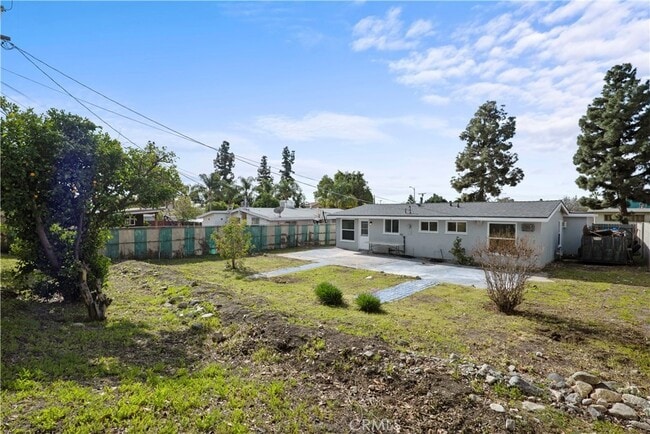 Foto del edificio - 12052 Bromont Ave