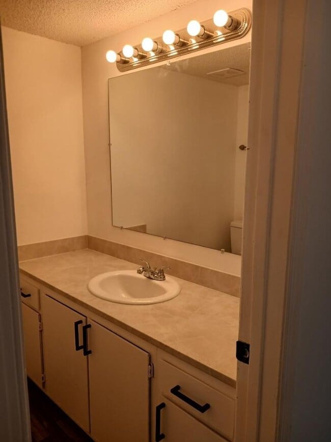 Building Photo - North Charleston Townhome
