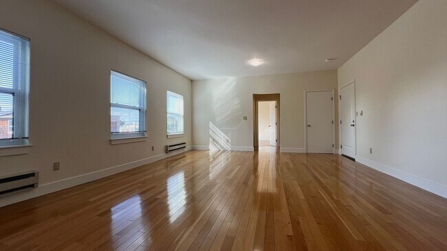 Foto del edificio - Beautiful Spacious 2 bd/1ba filled with light in Popular Neighborhood – Oakland, Emeryville, and ...