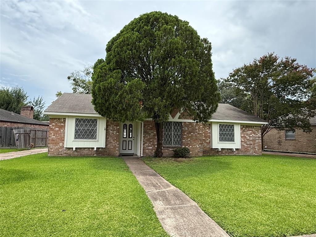 Foto principal - 2206 Round Lake Dr