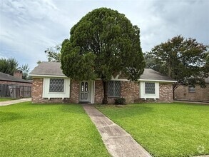 Building Photo - 2206 Round Lake Dr