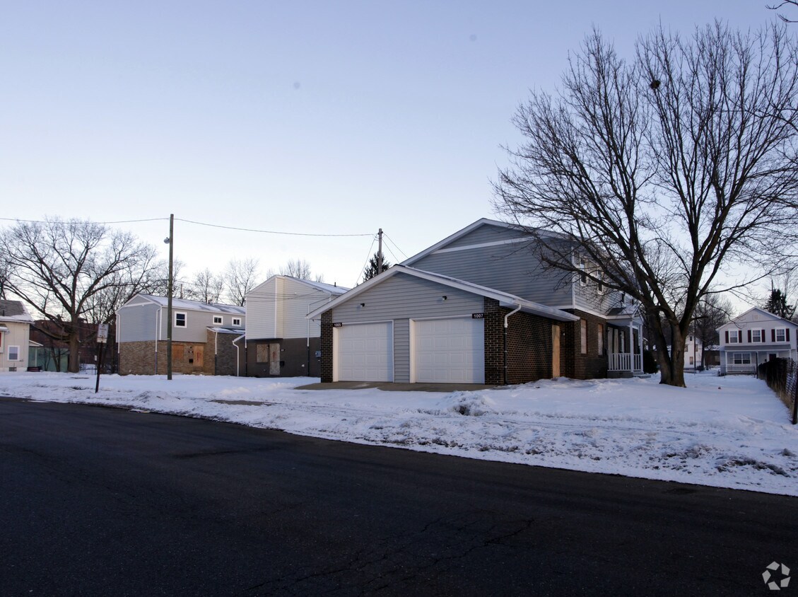 Building Photo - 1202 9th St NE