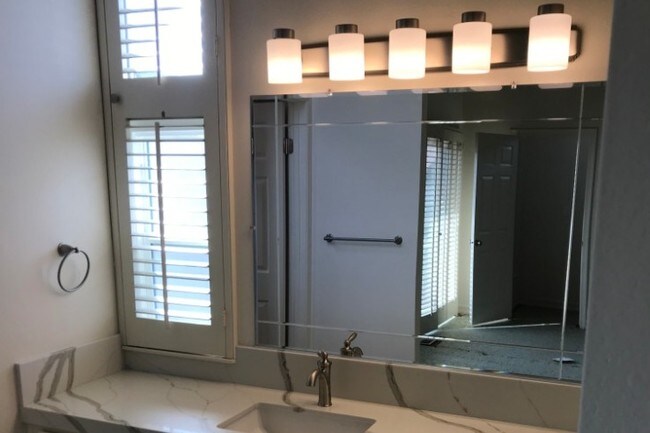Baño en planta superior - 310 Corsair Way