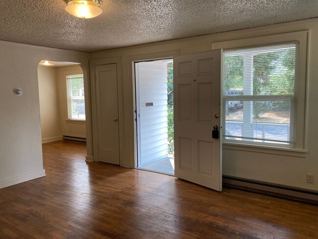 Building Photo - Campus House ~ 3 bedroom, 2 bath