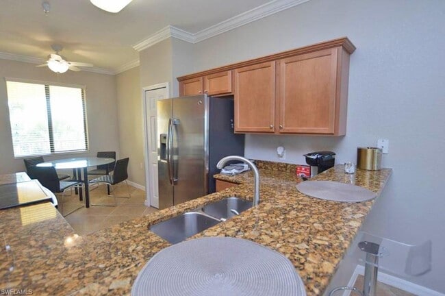 Building Photo - Golfer's Paradise - this Penthouse Floor 2/2 waterfront\golf course view has golf transfer member...