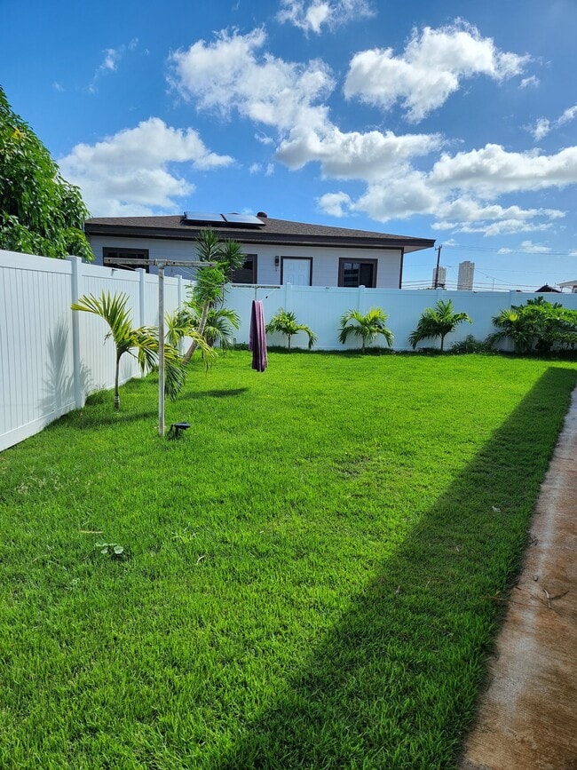 Building Photo - 1425 Kawelu St