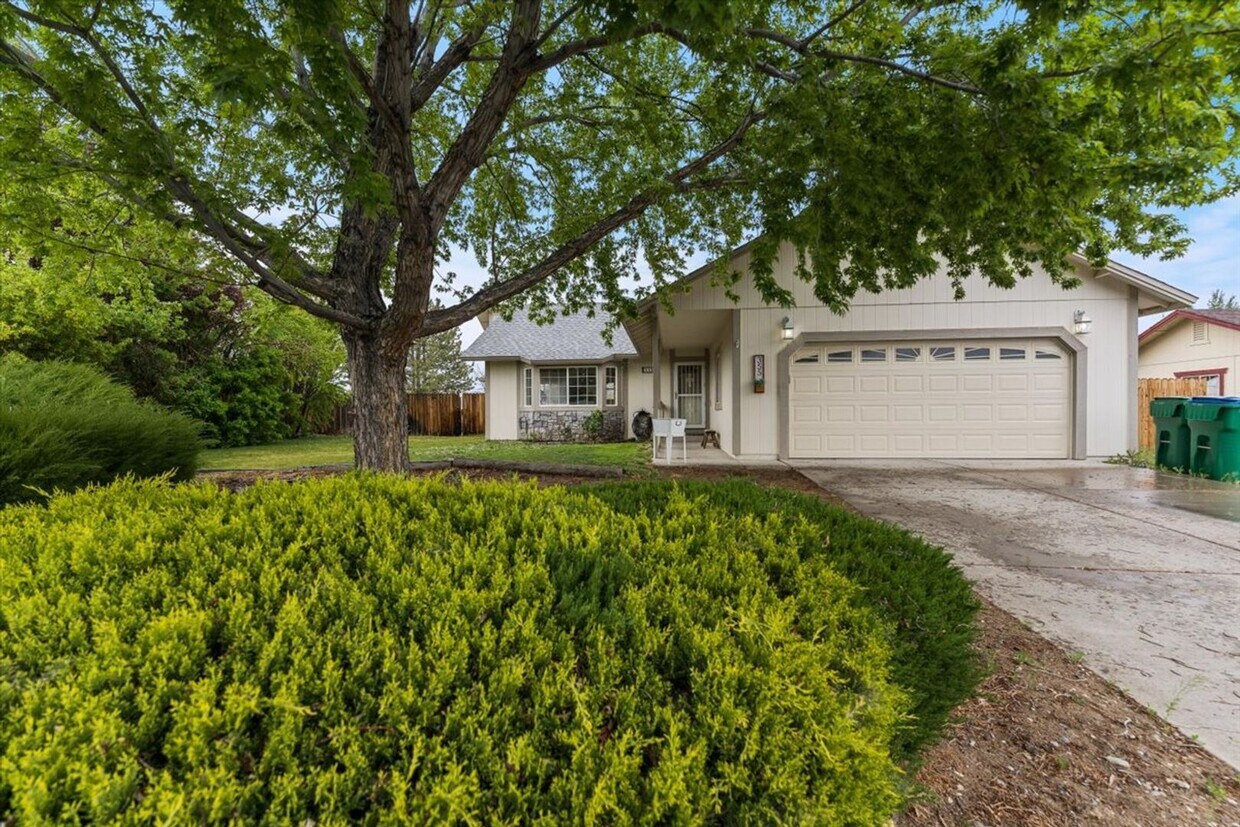 Foto principal - .42 Acres - UPGRADED FLOORING - FIRE PIT -...