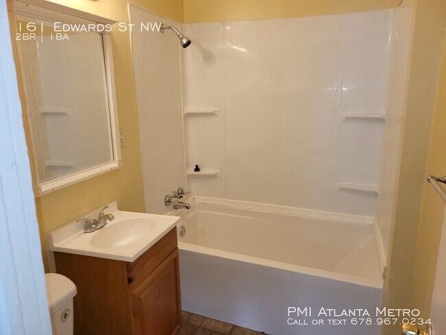 Building Photo - Charming 2 Bedroom w/Bonus Room Near Downtown