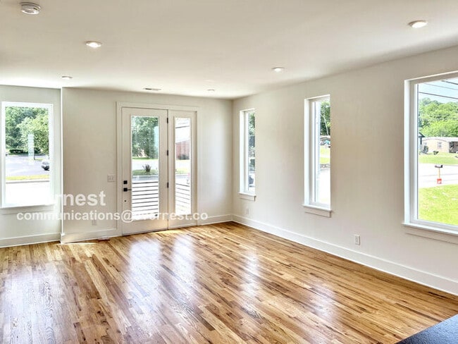 Building Photo - 2206 Buena Vista Pike
