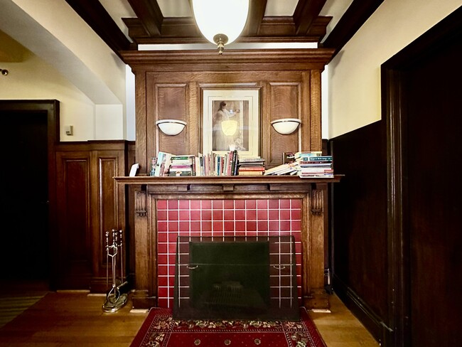 Building Photo - 646 Broadview Av