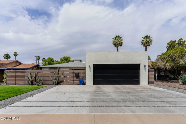 Building Photo - 2220 E Weldon Ave
