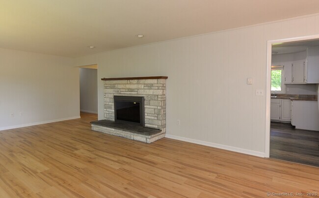 Foto del edificio - 62 Candlewood Lake Rd