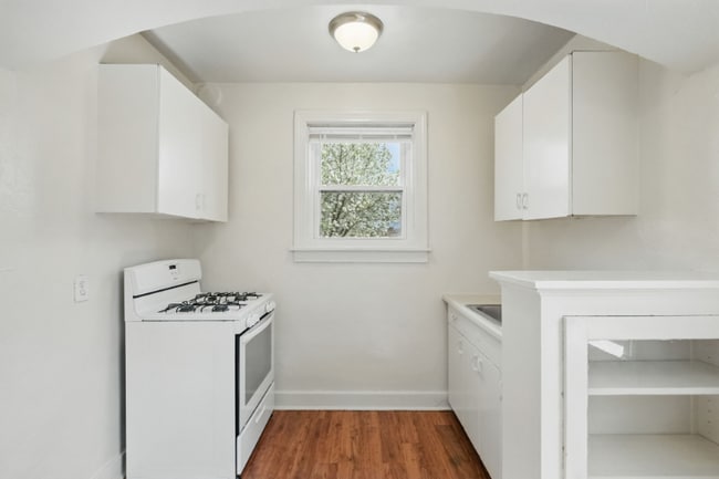 Building Photo - 5646 Hobart St