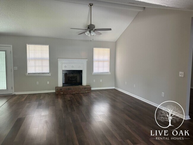 Foto del edificio - MOVE IN SPECIAL: $500 OFF 1ST MONTH'S RENT!**